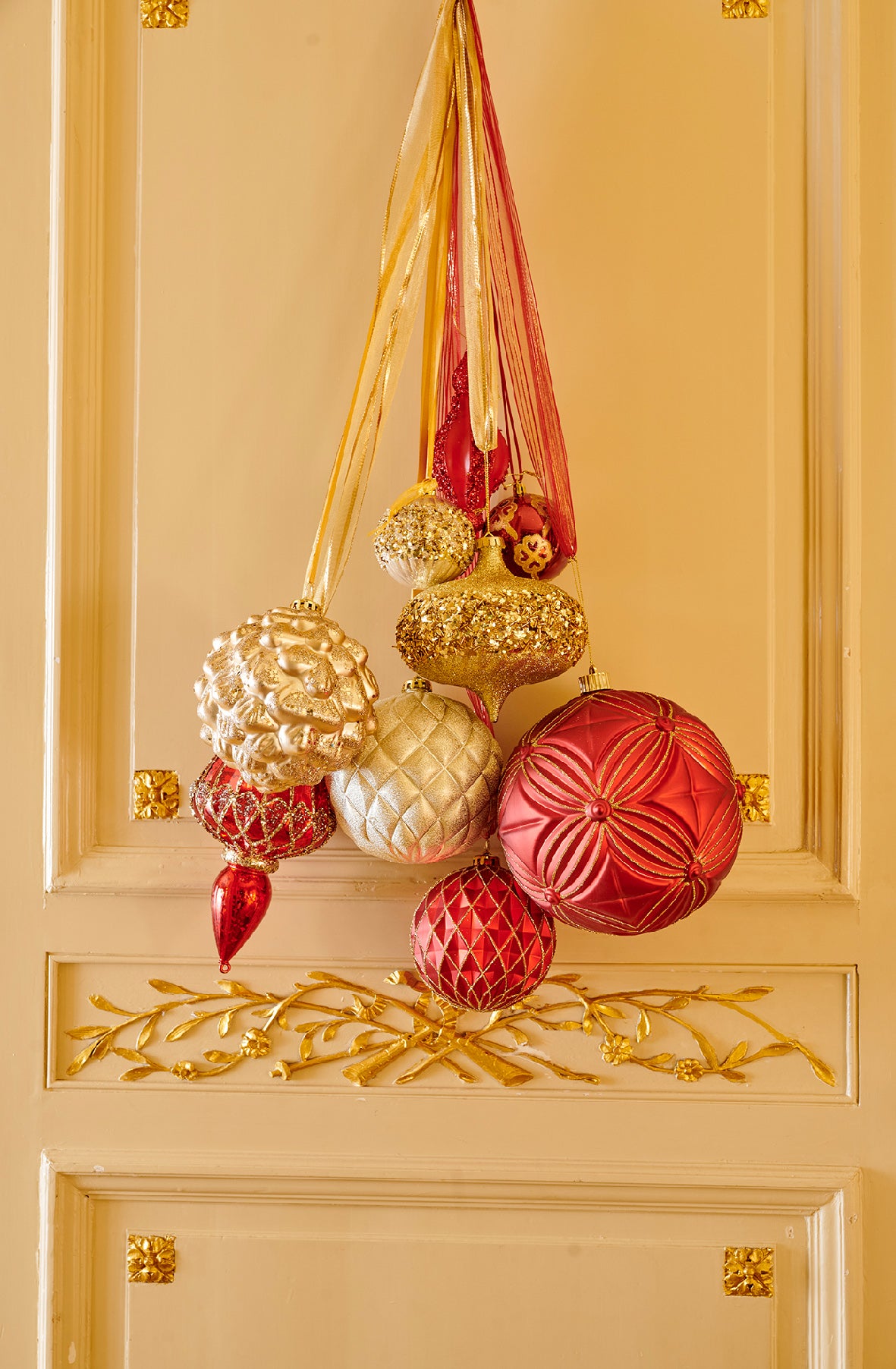 Bola de navidad en rojo de plástico con gorro dorado de 12cm