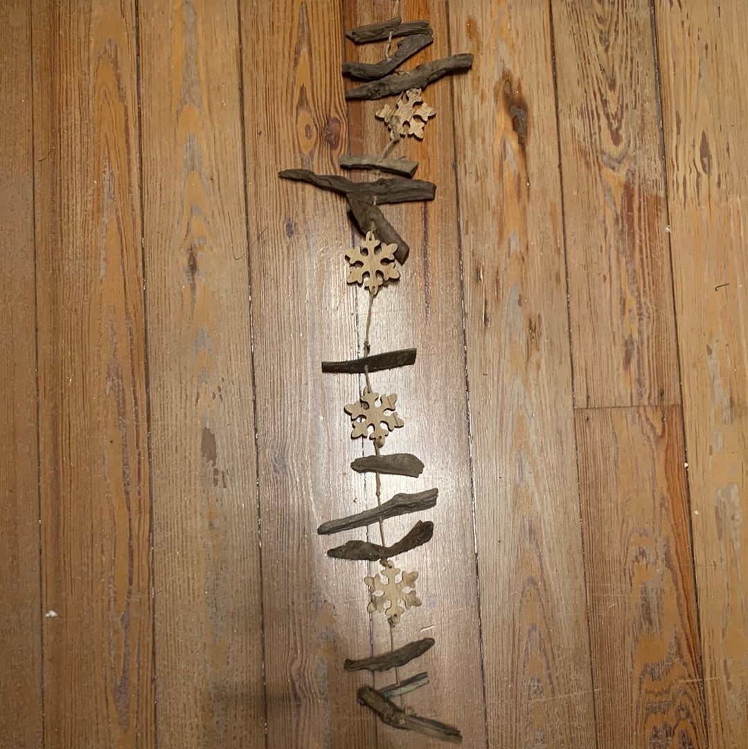 Dekorative Girlande mit Stämmen und Naturmotiven