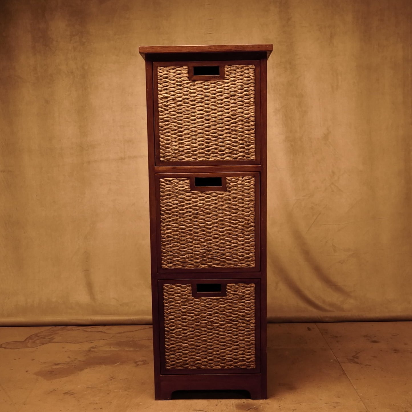 Cajonera archivador de madera de teca y ratán estilo colonial