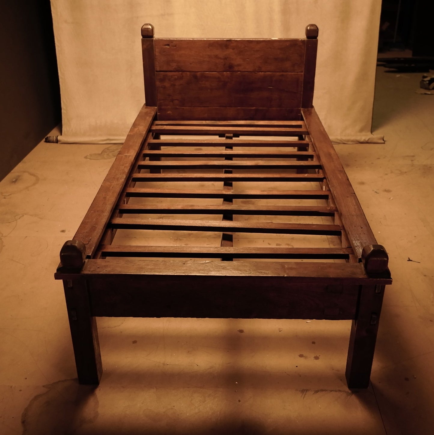 Einzelbett aus Massivholz im rustikalen Stil, 180 x 90 cm
