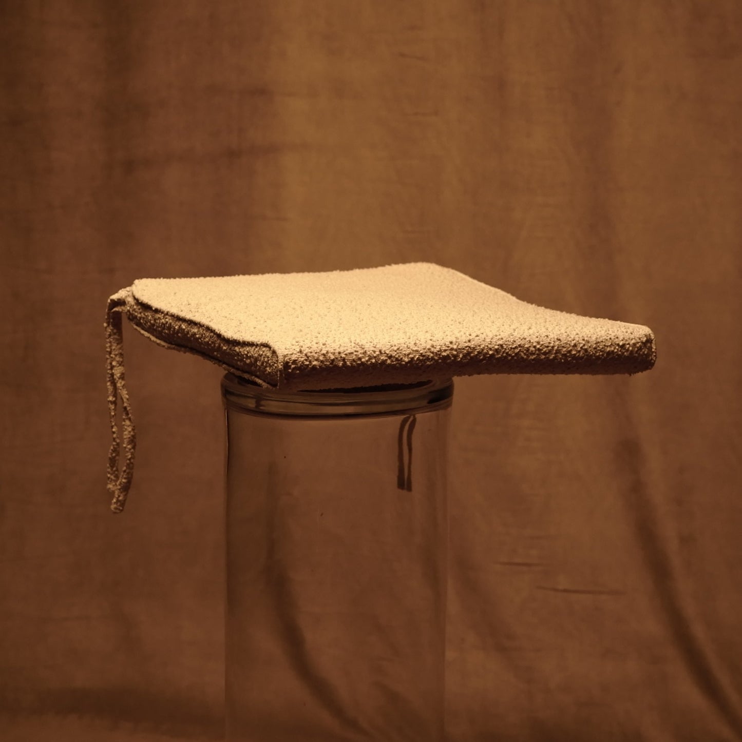 Cojín de silla en tejido boucle beige, estilo boho nórdico.