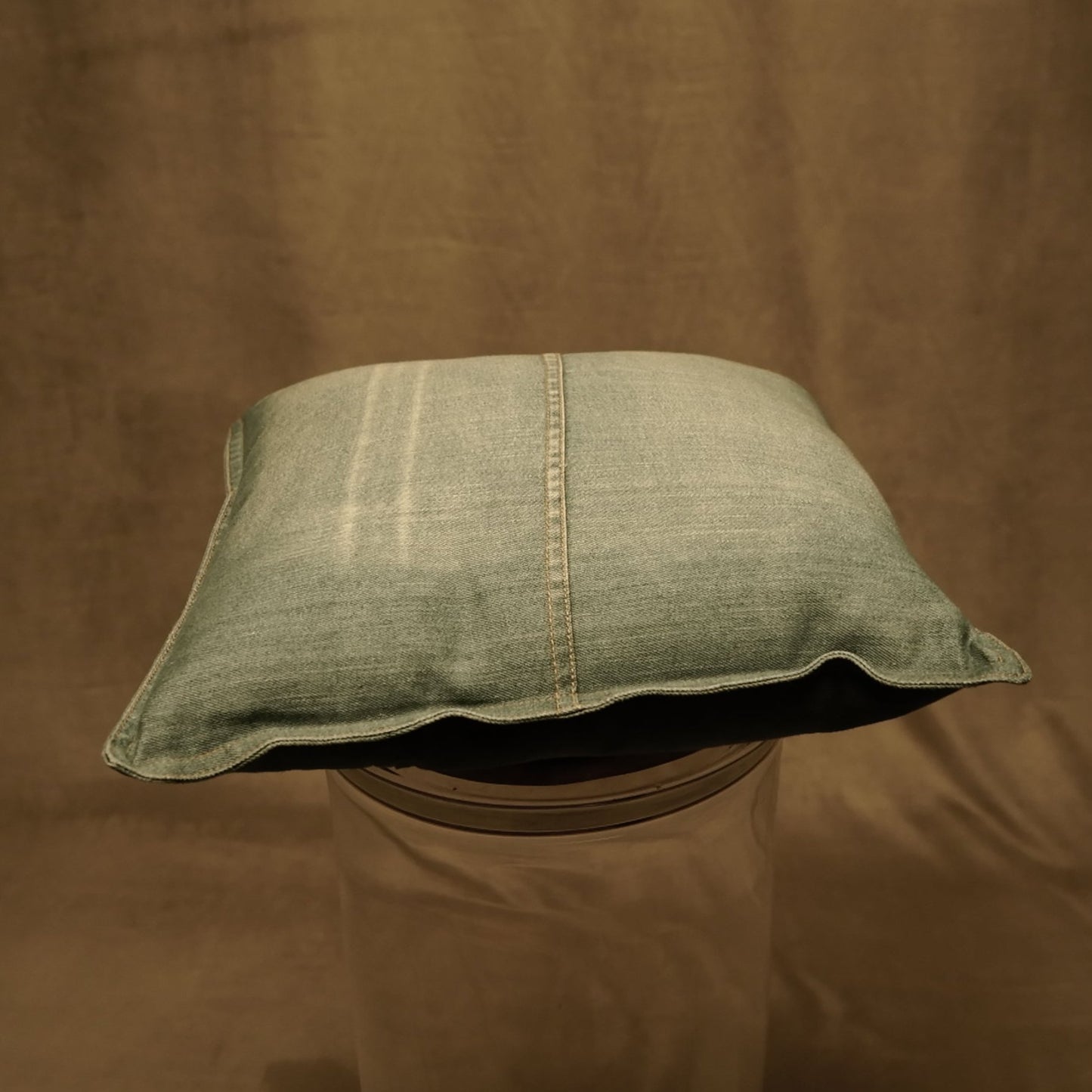 Cojín decorativo Jean 40x40 cm de tela vaquera, estilo boho rústico.