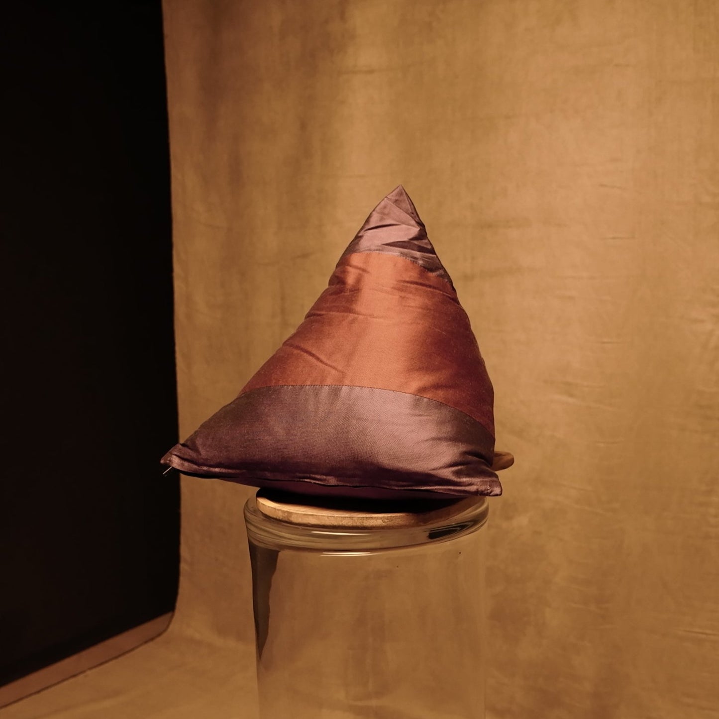Cojín triangular de seda estilo boho