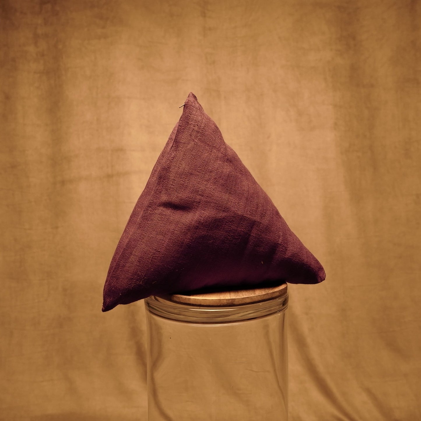 Cojín triangular decorativo de lino en colores naturales