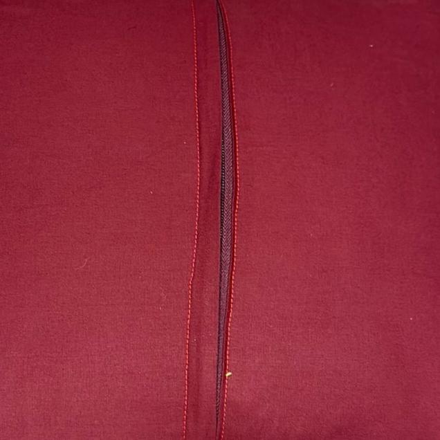 Kelimkissen mit ethnischem Design und erdigen Farben