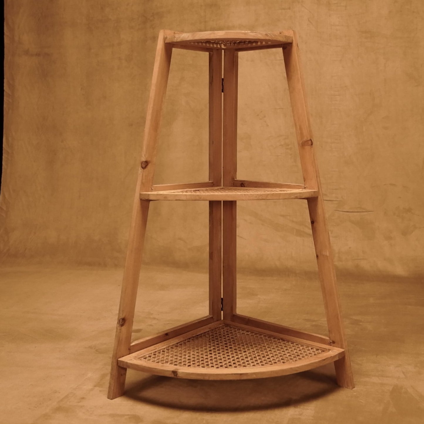 Estantería de esquina de madera de pino y mimbre estilo bohemio