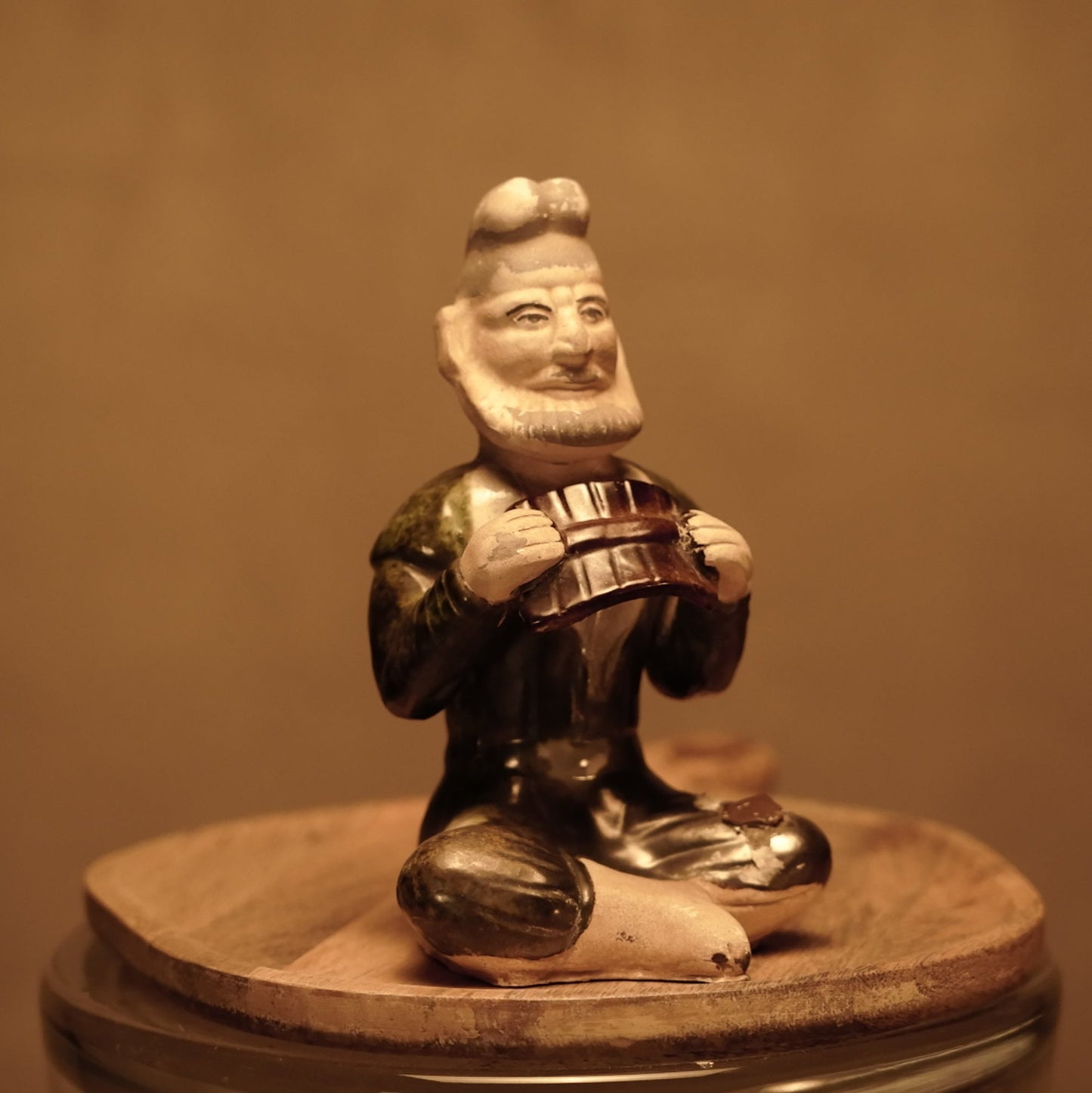 Figura de musico oriental de gres antigua