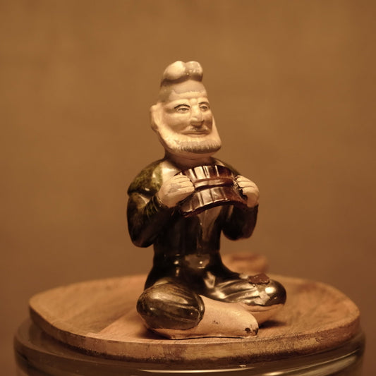 Figura de musico oriental de gres antigua