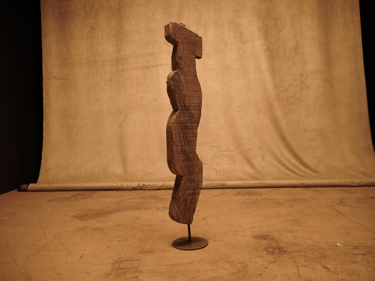 Figura decorativa de madera tallada