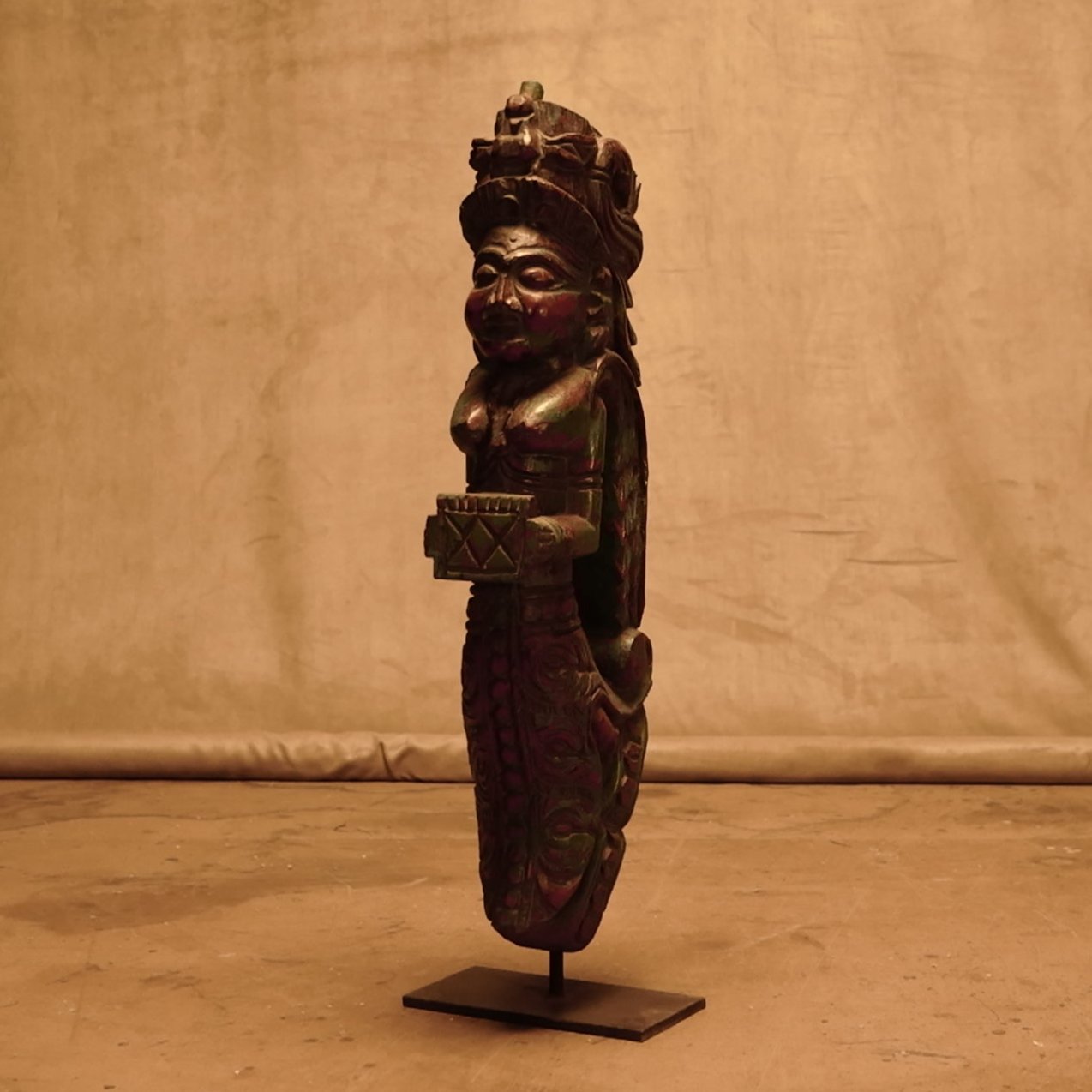 Figura decorativa trival de madera tallada