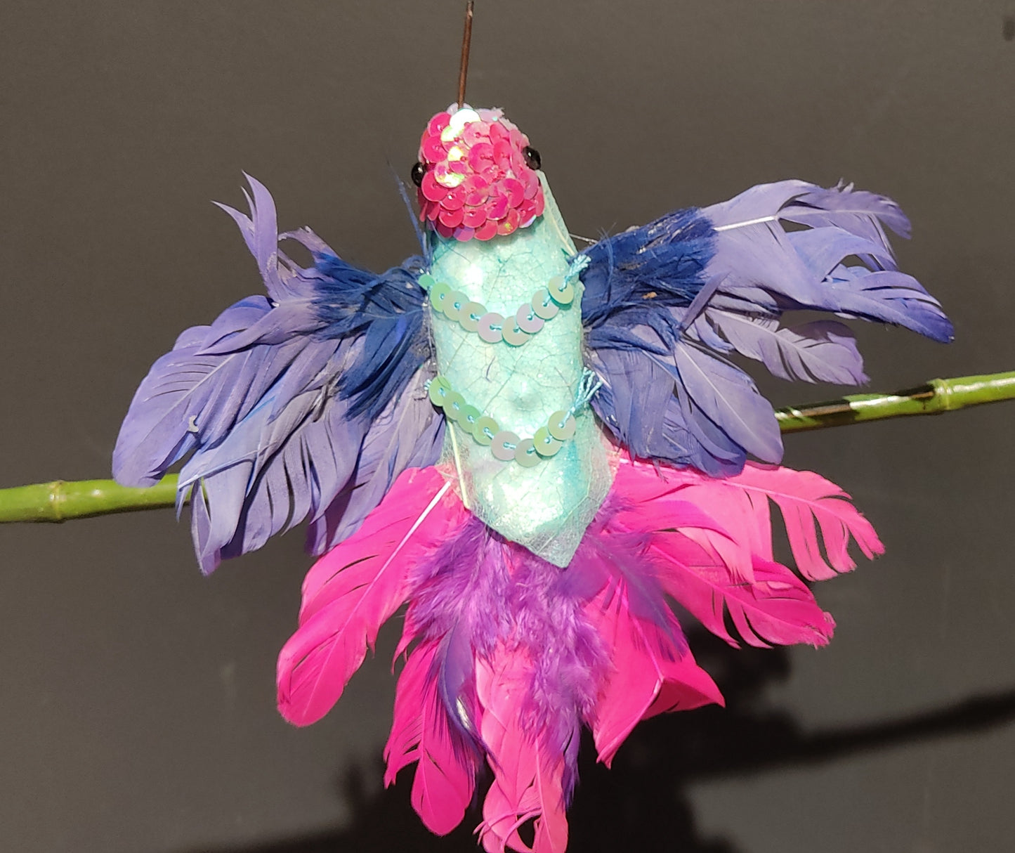 Dekorativer leuchtender Kolibri auf Clip