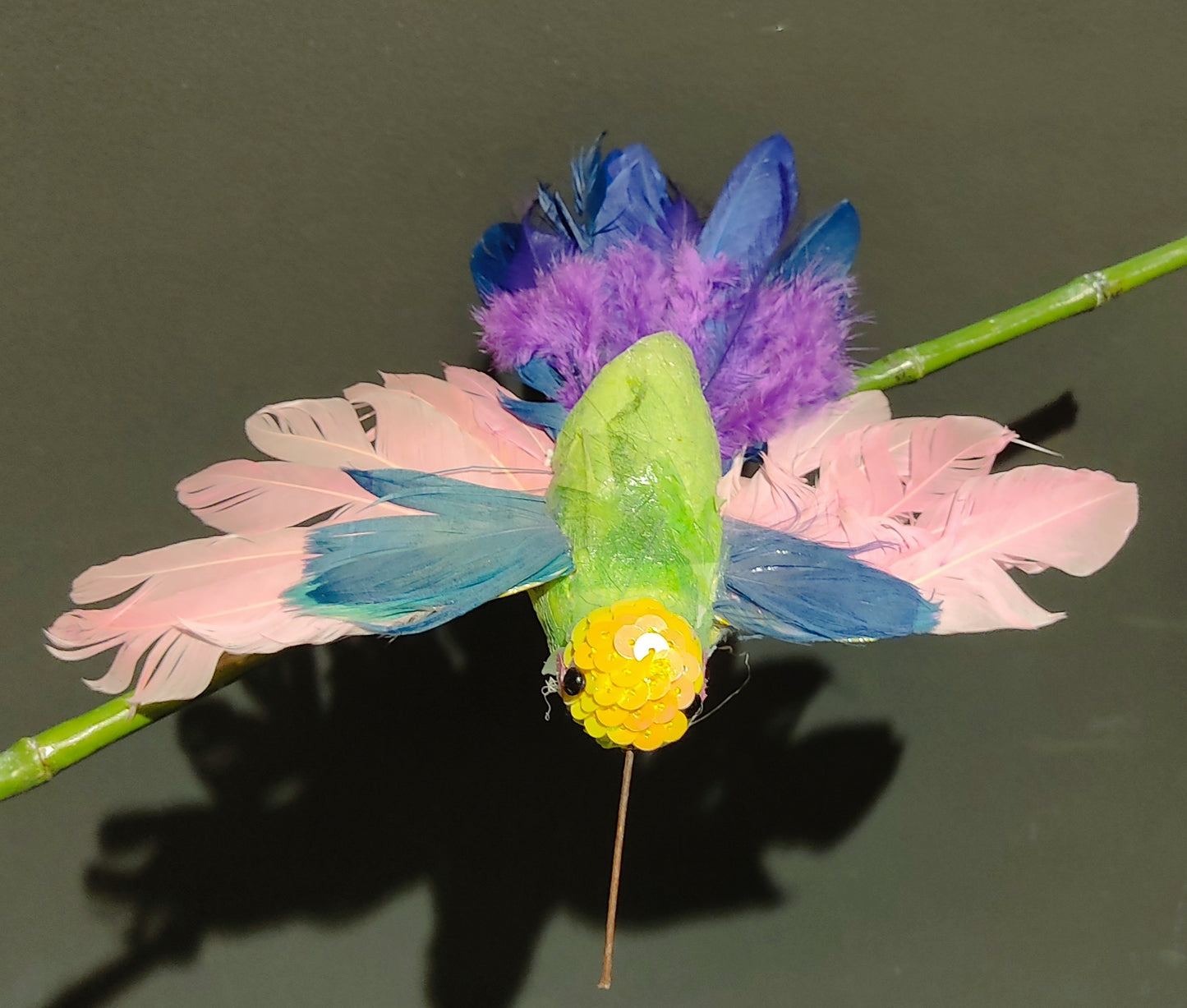 Dekorativer leuchtender Kolibri auf Clip