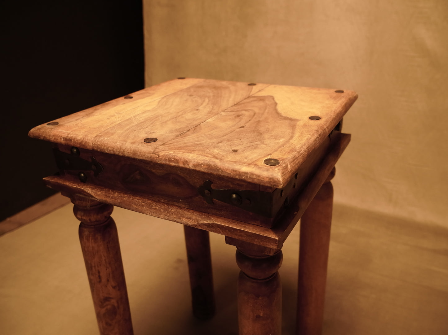 Pedestal de madera de mango estilo rústico