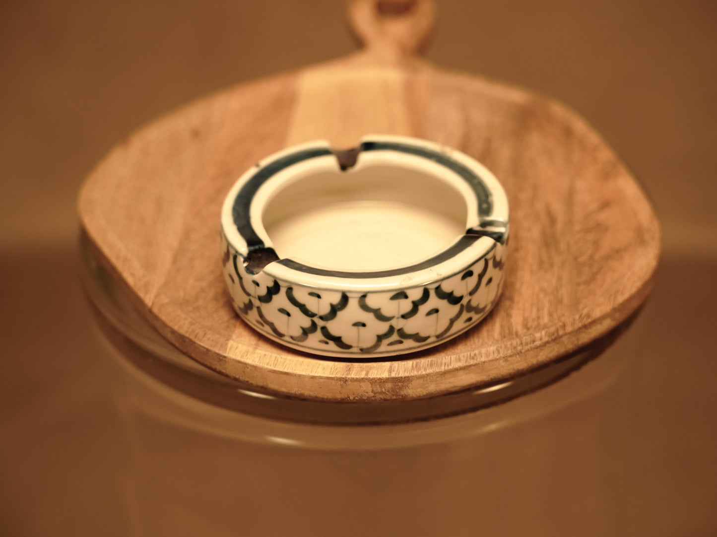 Traditioneller thailändischer Porzellanaschenbecher