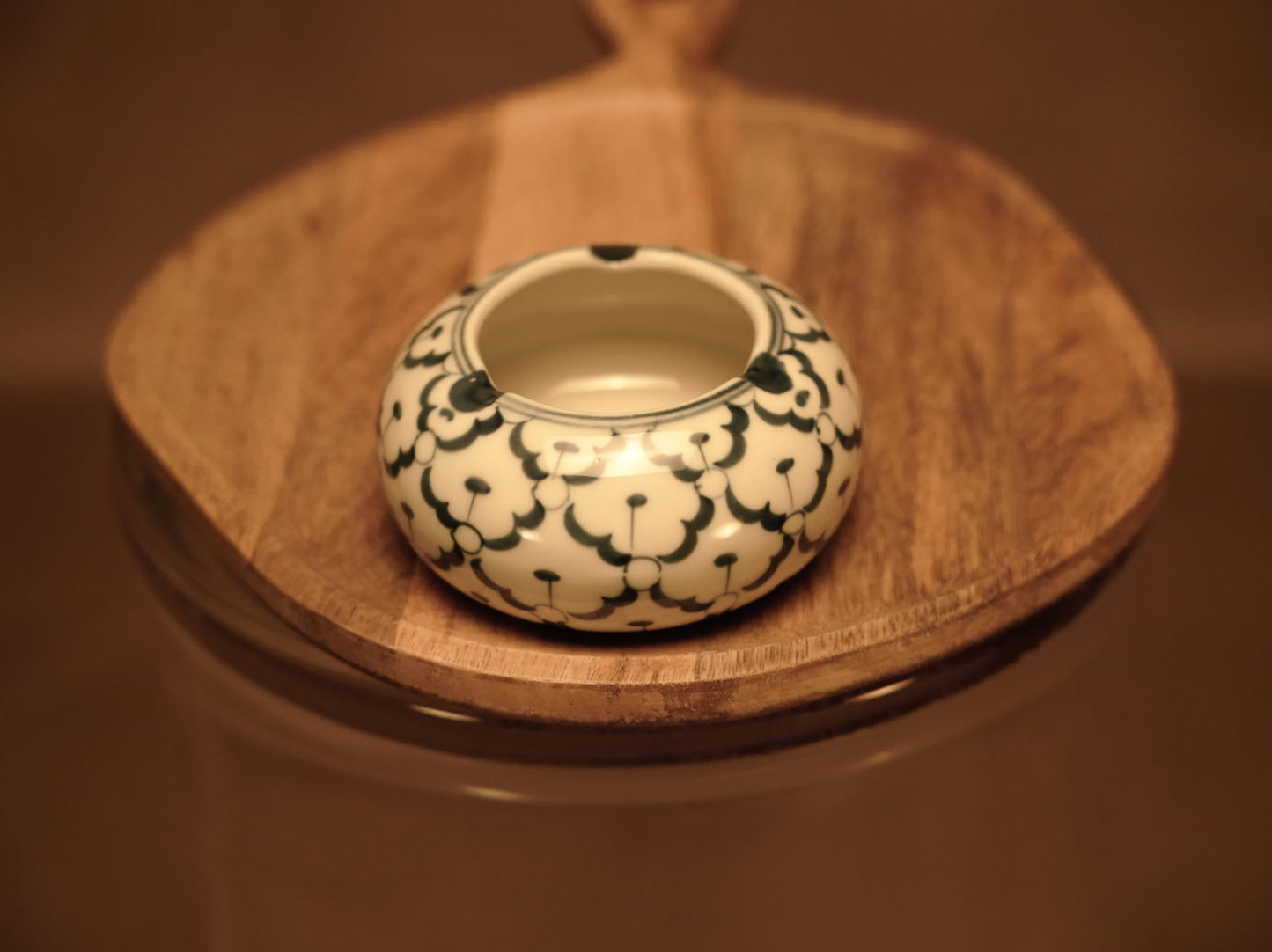 Traditioneller thailändischer Porzellanaschenbecher