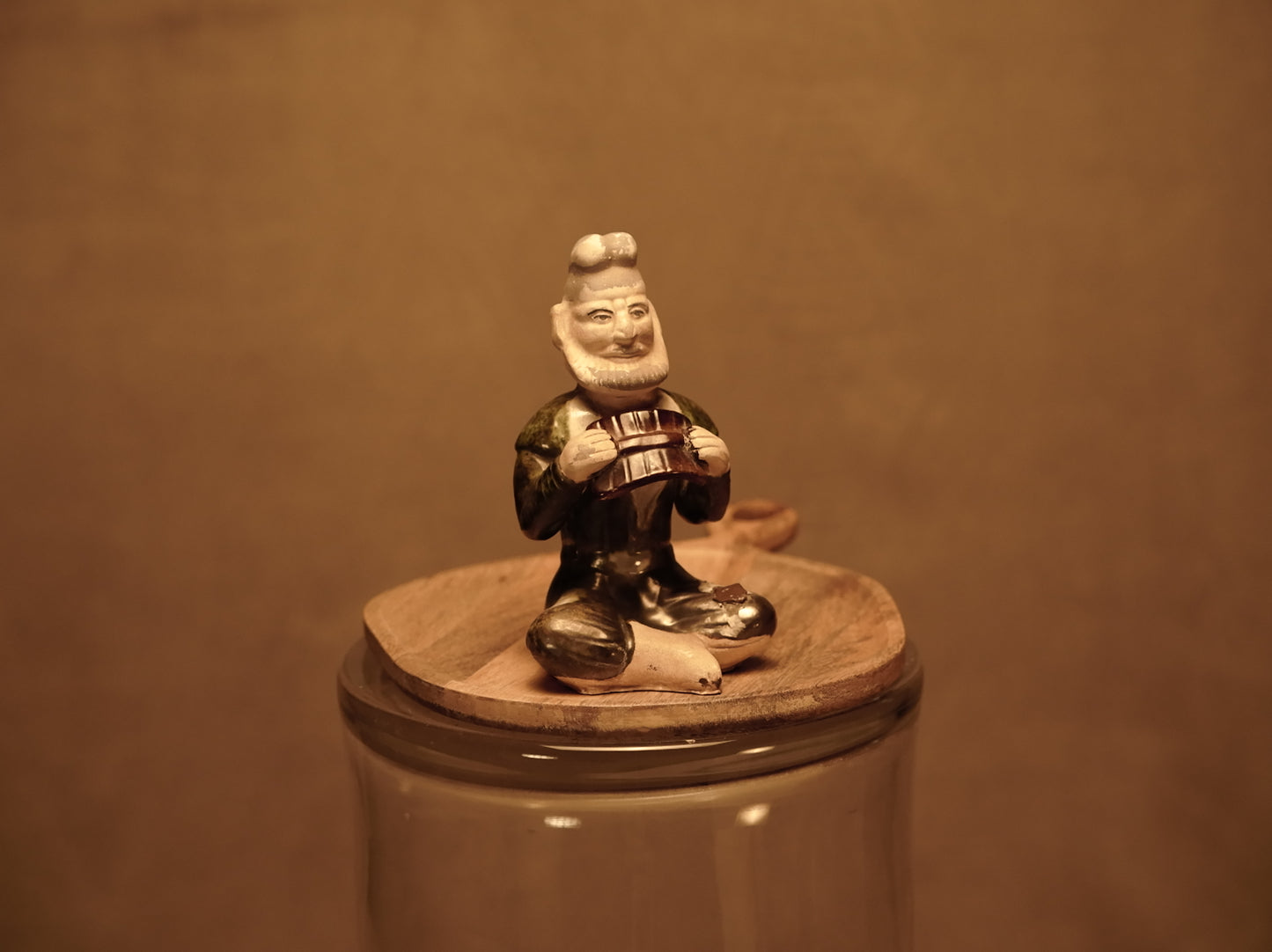 Figura de músico oriental de gres antigua