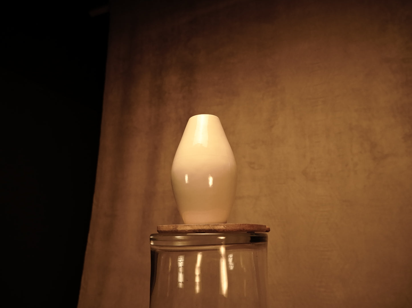 Minimalistische weiße Keramikvase