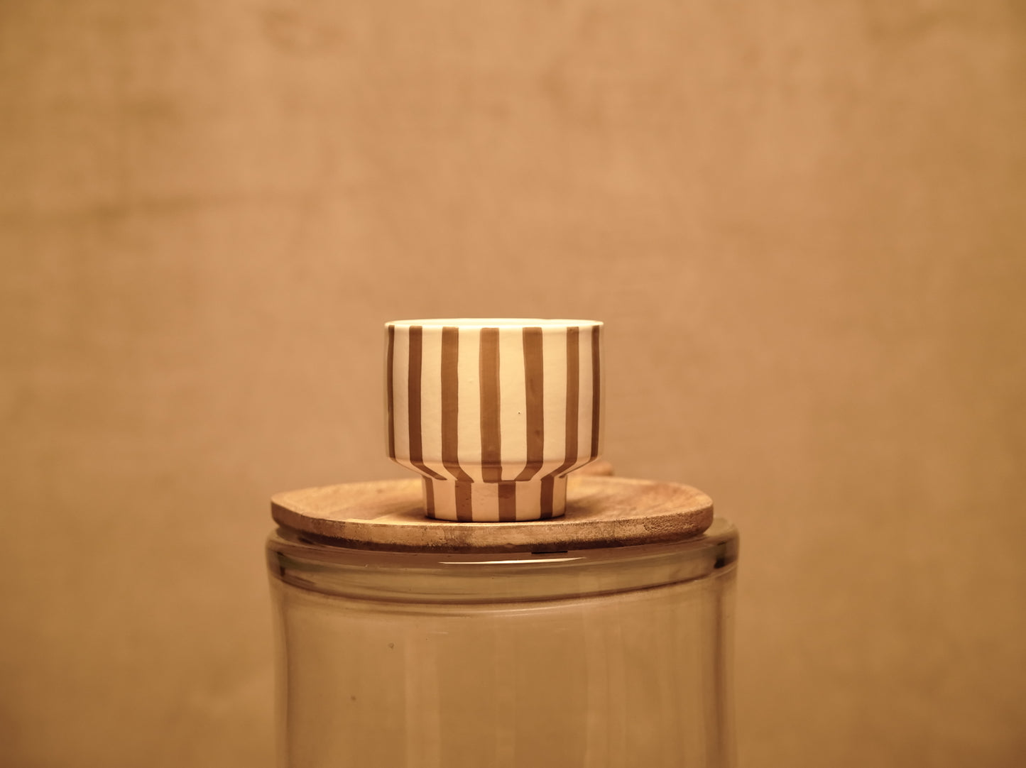 Maceta Decorativa de Dolomita con Líneas Camel - Set de 3 Tamaños - Uso en Interiores