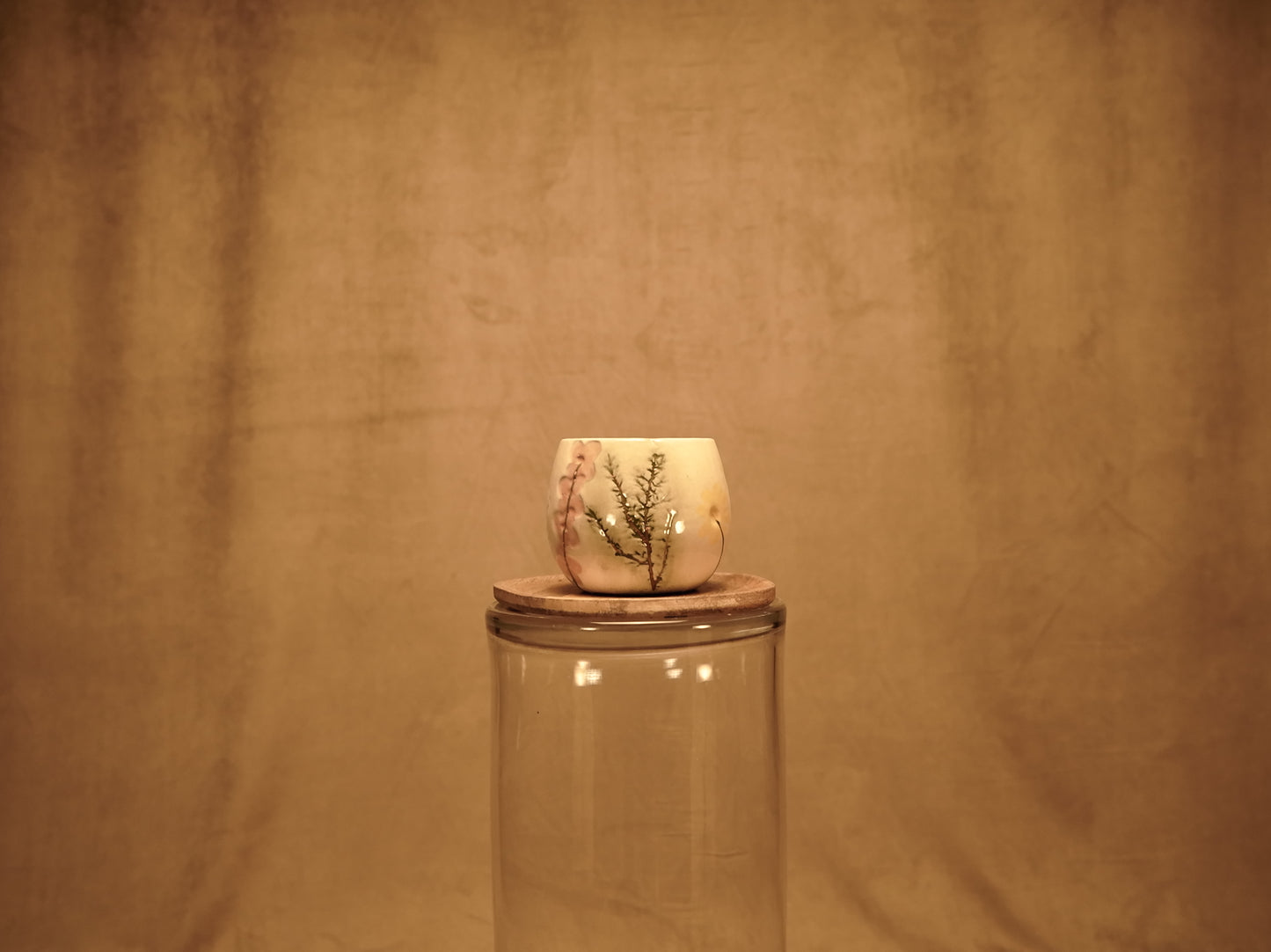 Maceta de cerámica estilo bohemio blanco con flores