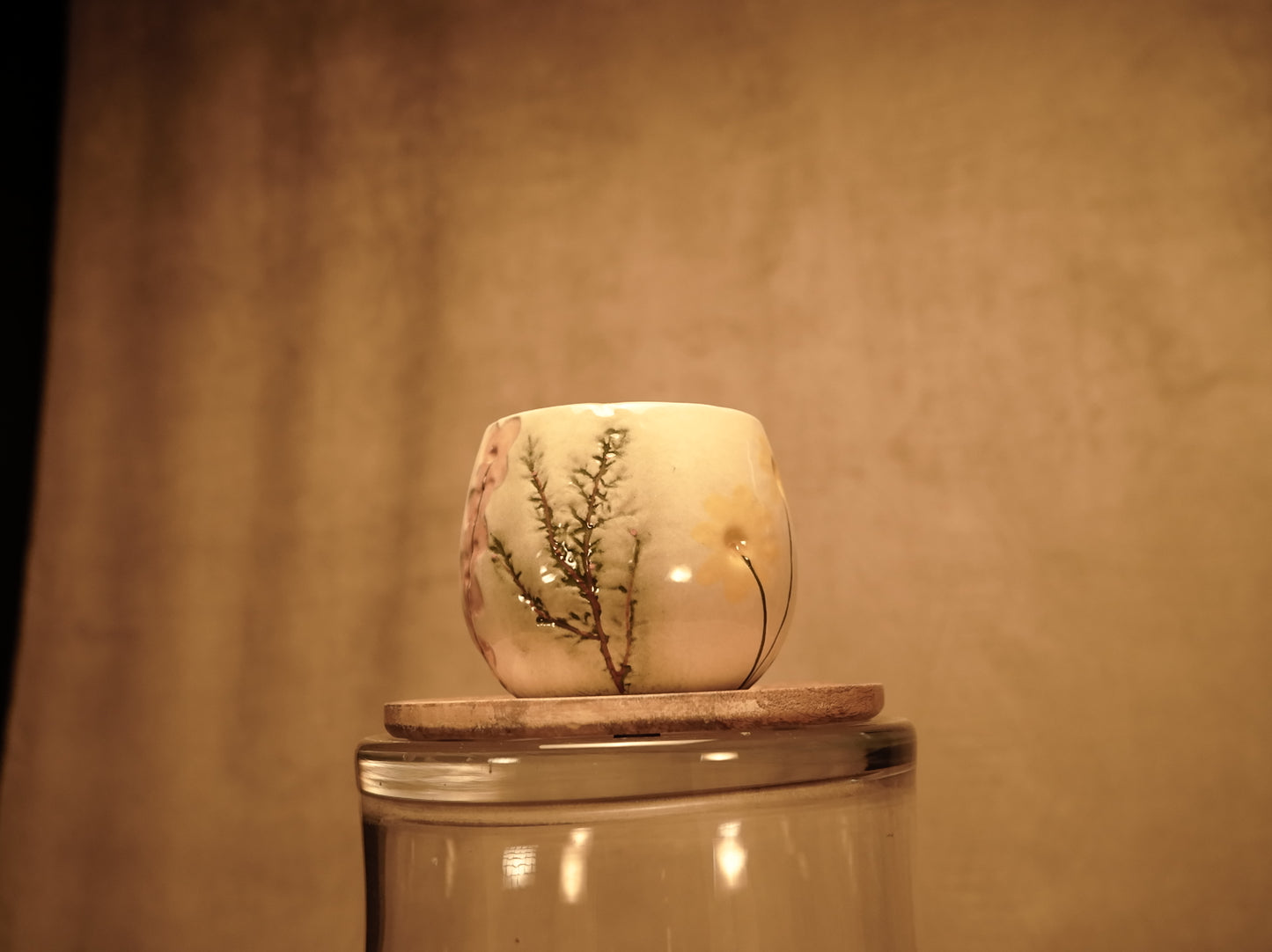 Maceta de cerámica estilo bohemio blanco con flores