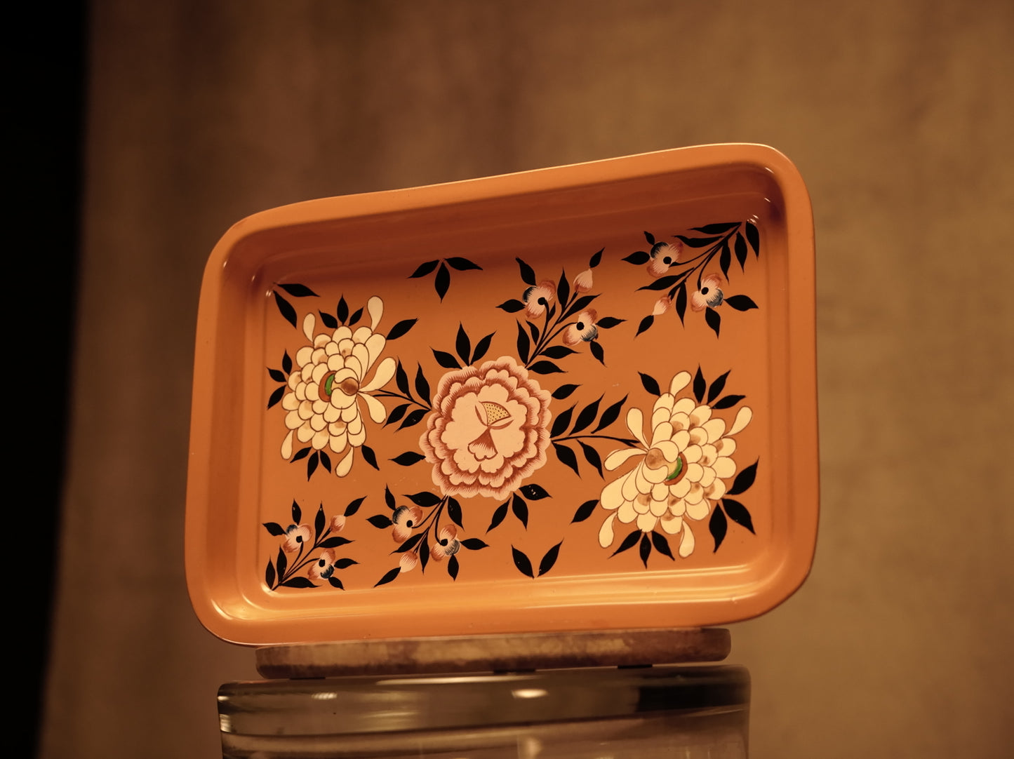 Blumenverziertes Metalltablett