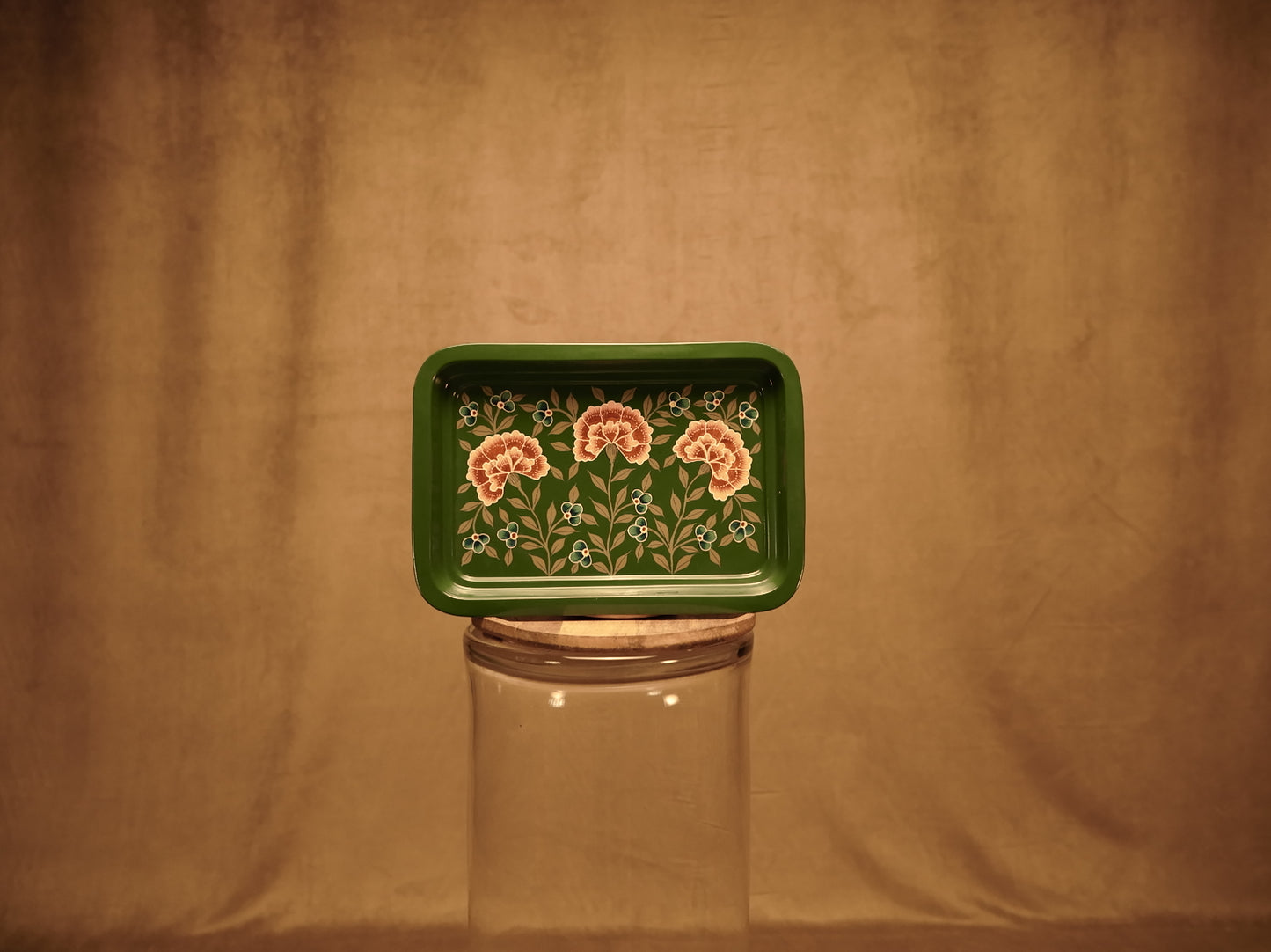 Blumenverziertes Metalltablett