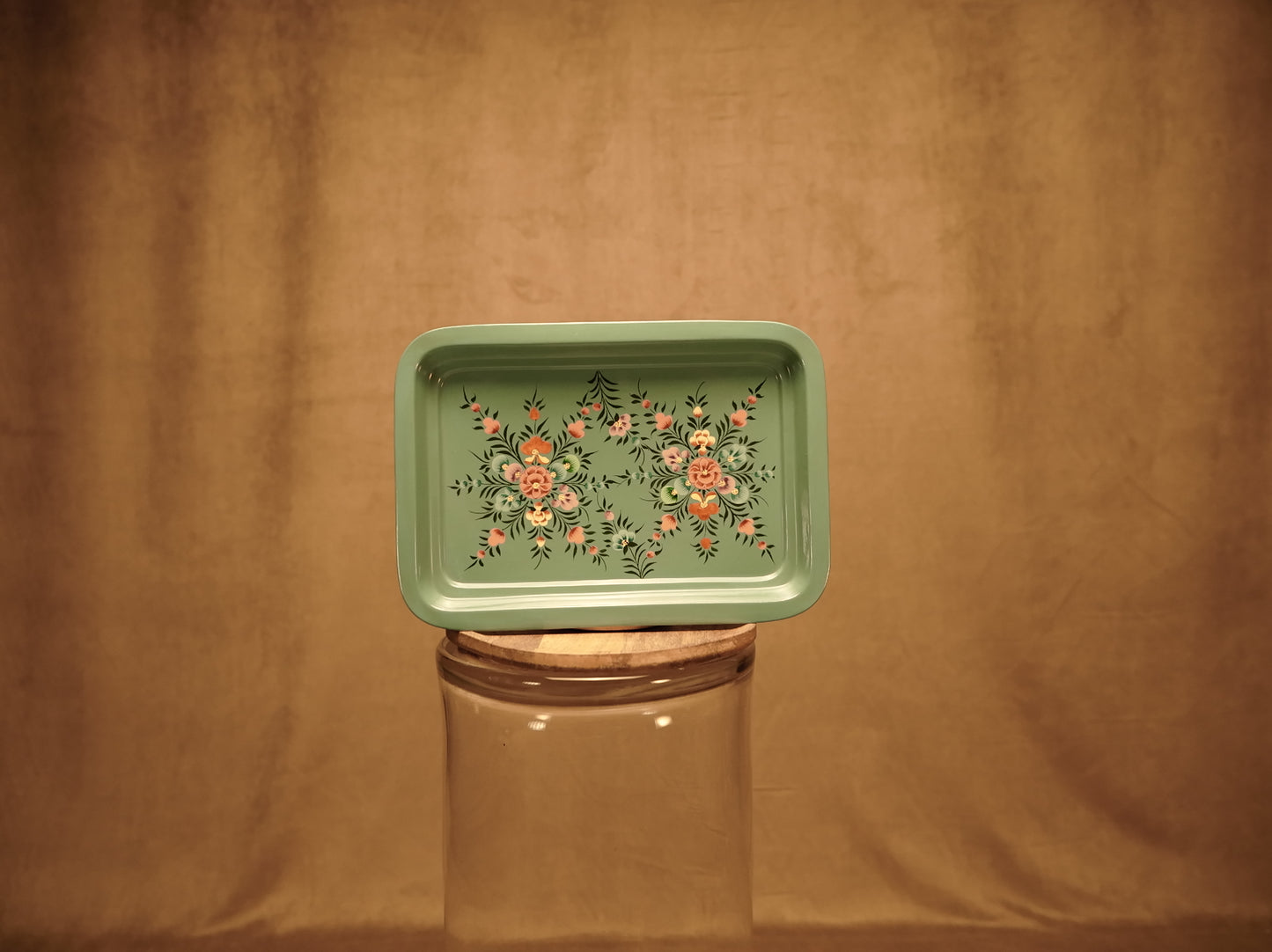 Blumenverziertes Metalltablett