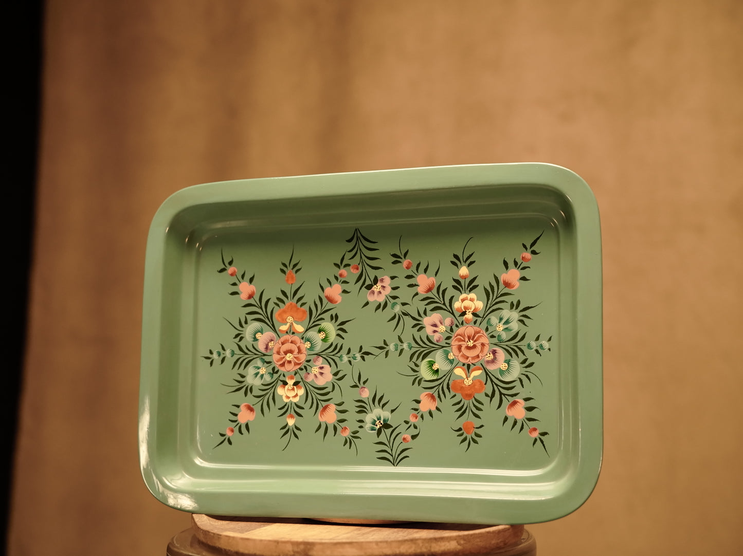 Blumenverziertes Metalltablett