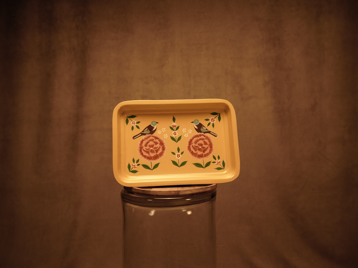 Blumenverziertes Metalltablett