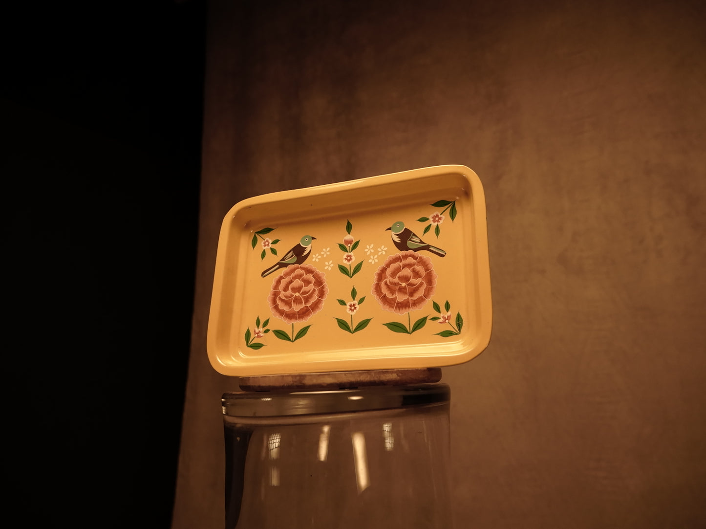 Blumenverziertes Metalltablett