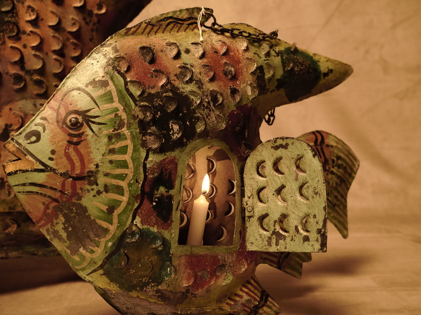 Portavela Decorativo Artesanal en Hierro "Pescado Indio" - Varios Tamaños y Colores