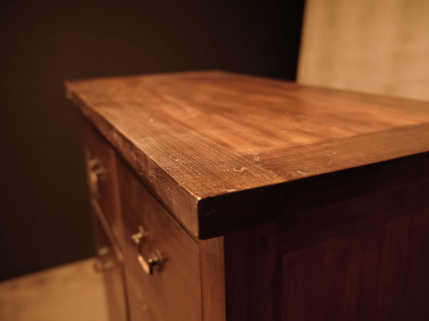 Cajonera de madera de teca estilo clásico