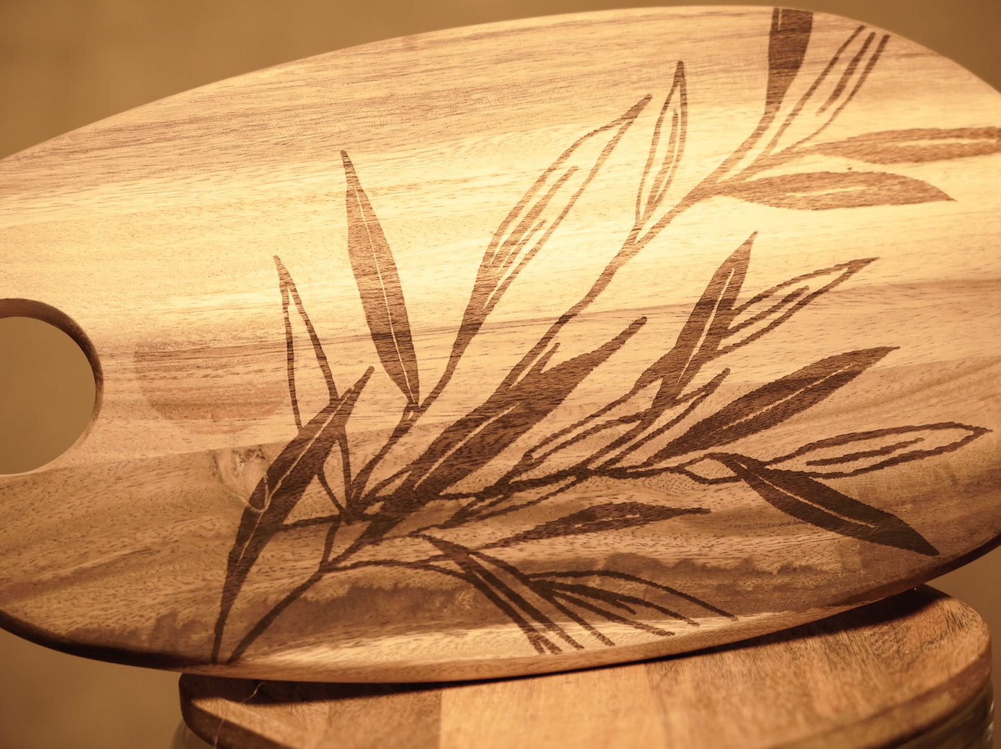 Acacia wood cutting board
