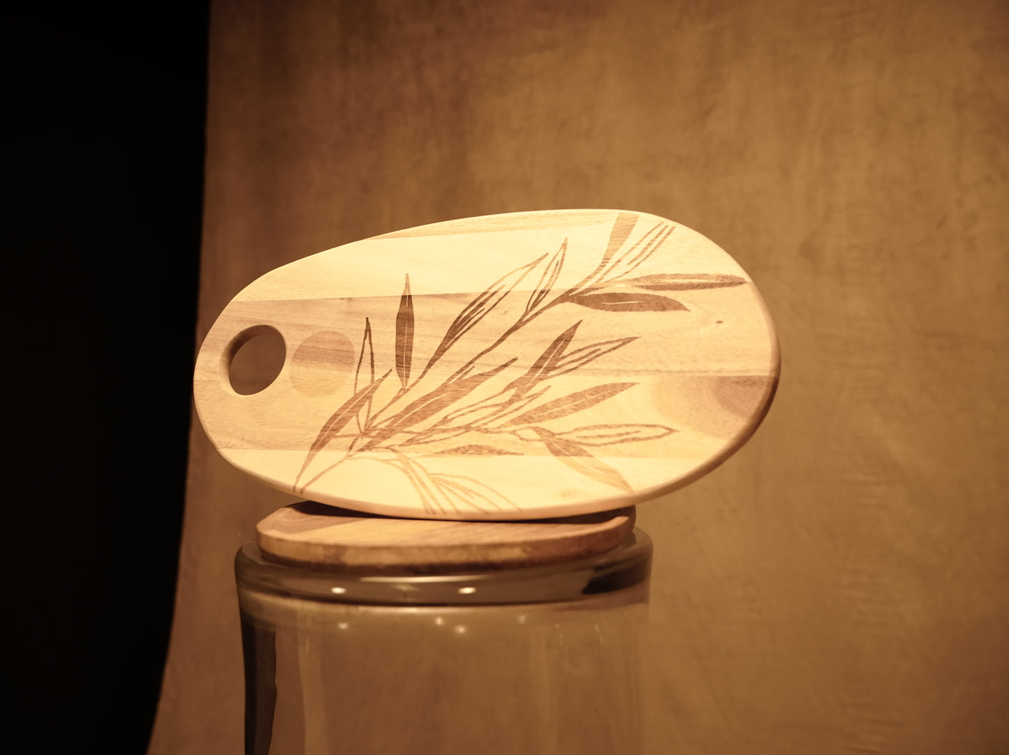 Acacia wood cutting board