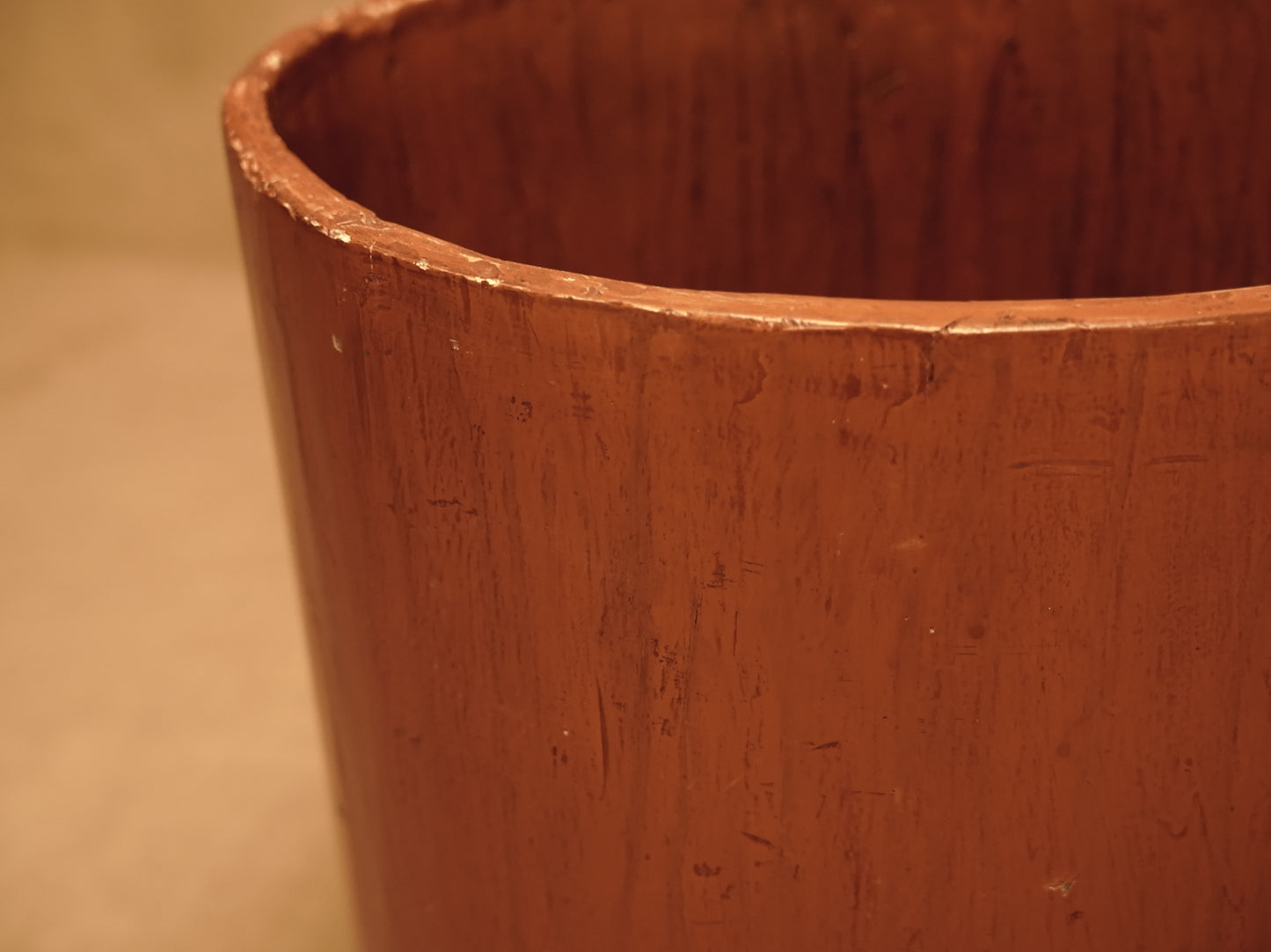 Maceta de madera naranja de finales del S.XX
