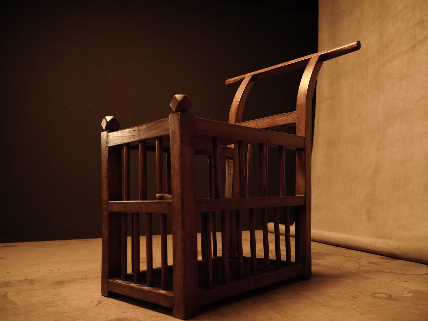 Silla de Bebé Antigua Restaurada - Madera Maciza de Norte de China, Siglo XX