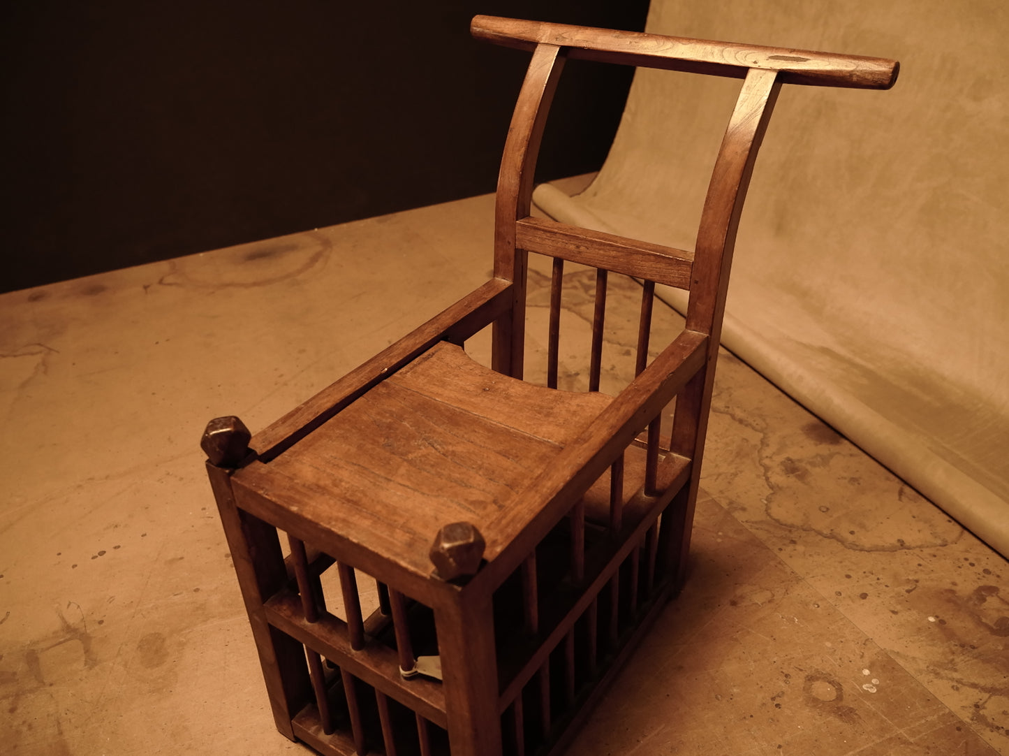 Silla de Bebé Antigua Restaurada - Madera Maciza de Norte de China, Siglo XX