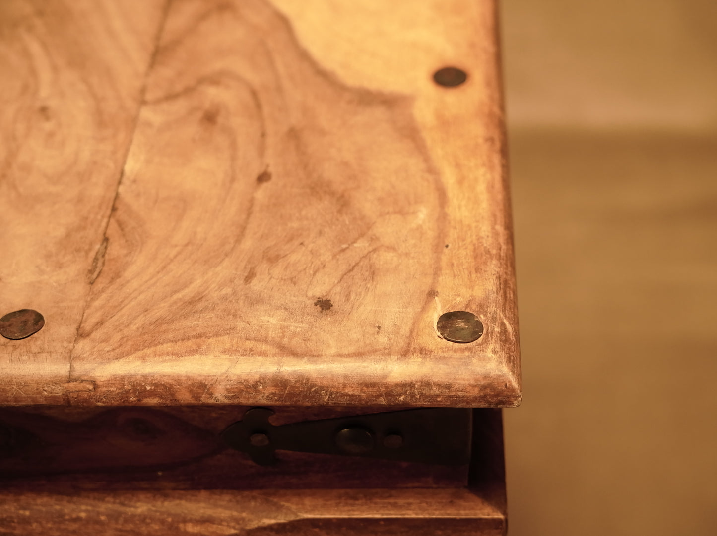 Pedestal de madera de mango estilo rústico