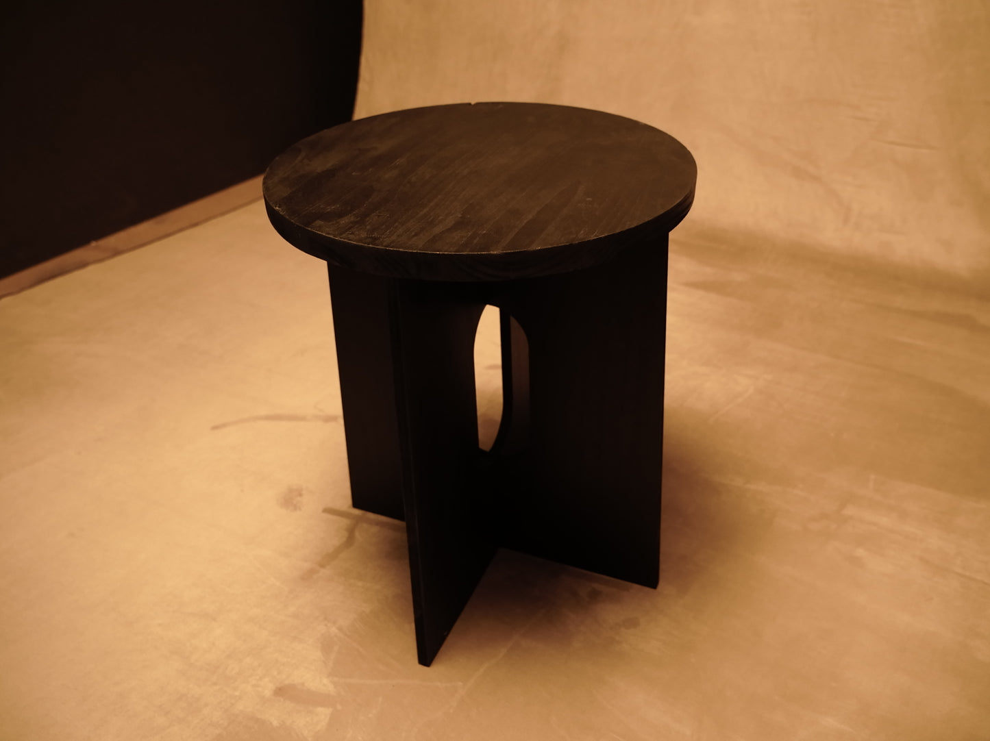 Mattschwarzer Beistelltisch aus Holz im japanischen Stil