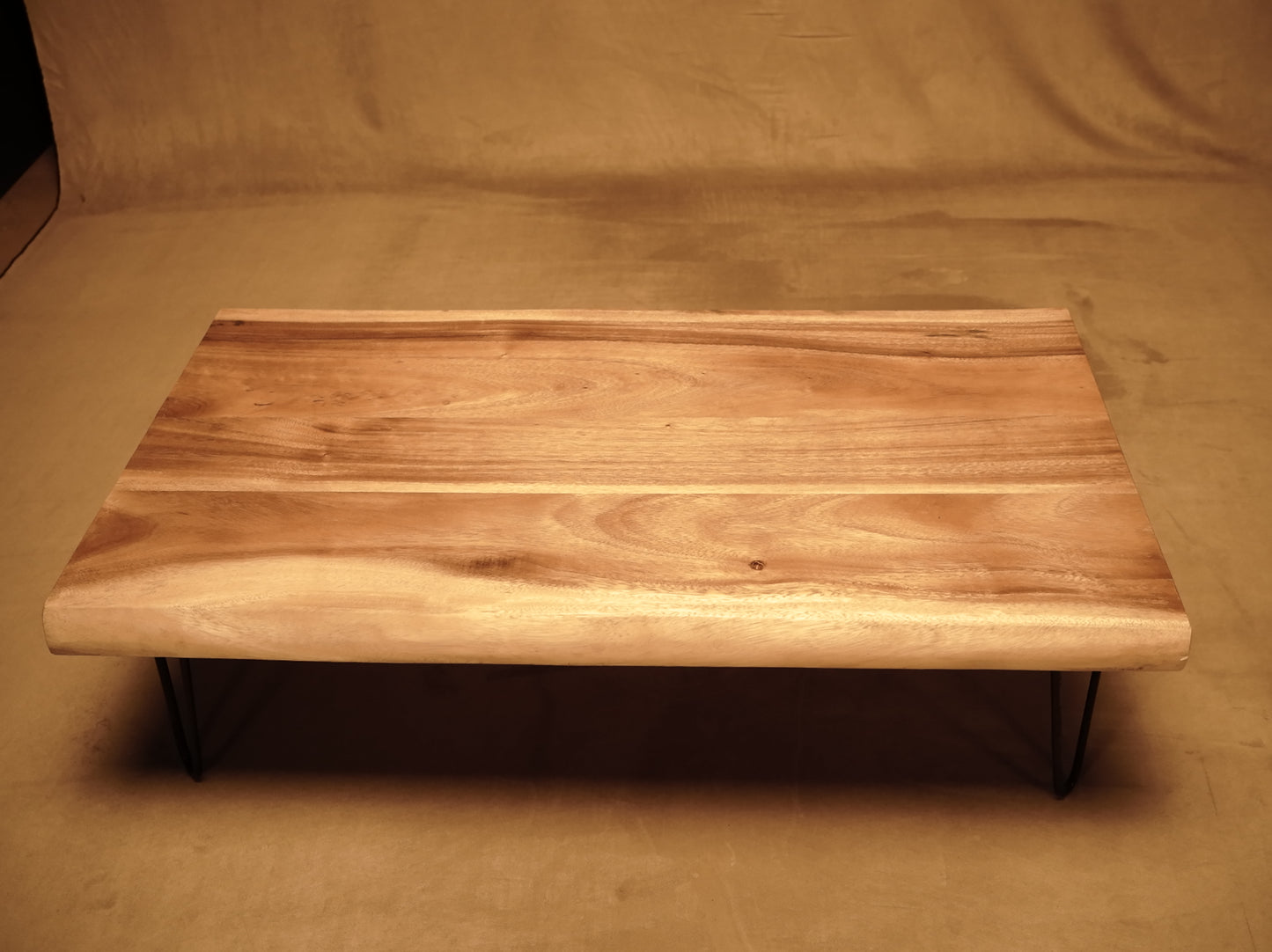Couchtisch aus Suar-Holz im nordischen Stil
