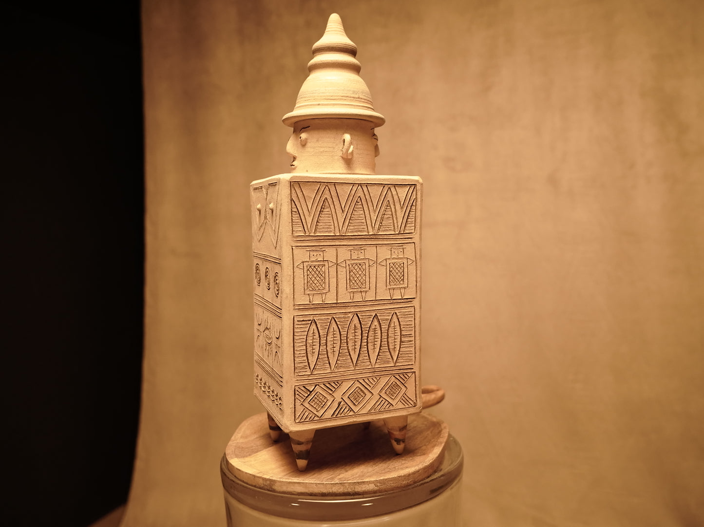 Clay urn by artist Stefan Schultz (2020)