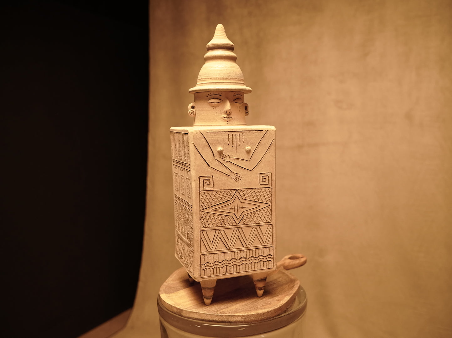 Clay urn by artist Stefan Schultz (2020)