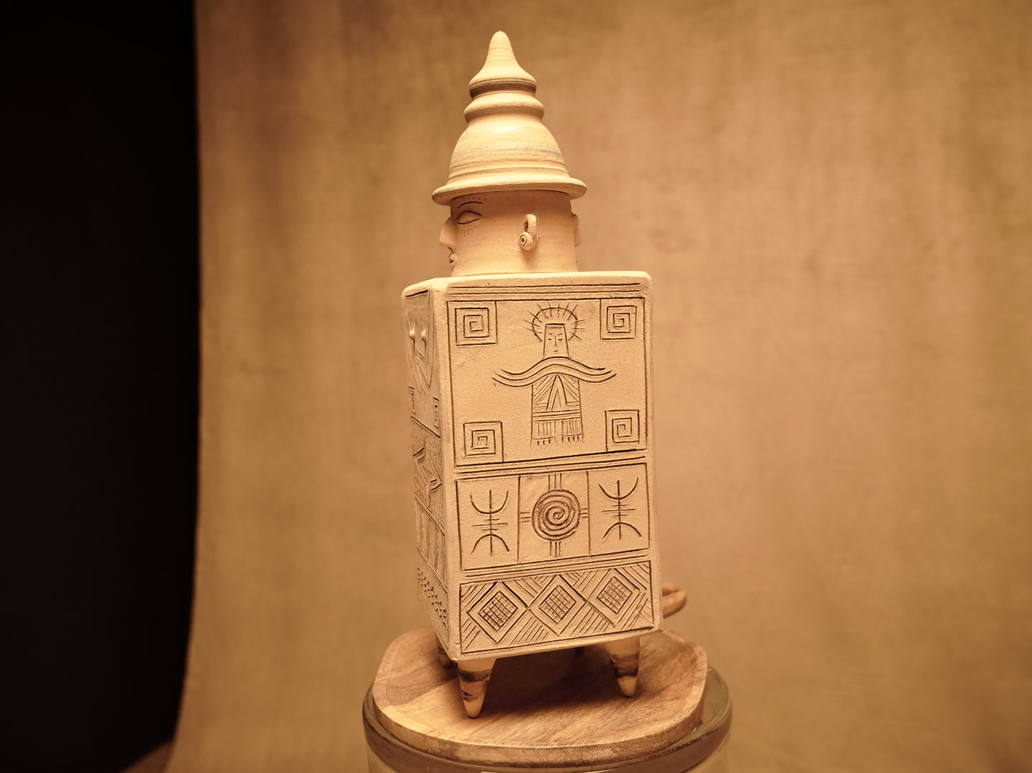 Clay urn by artist Stefan Schultz (2020)