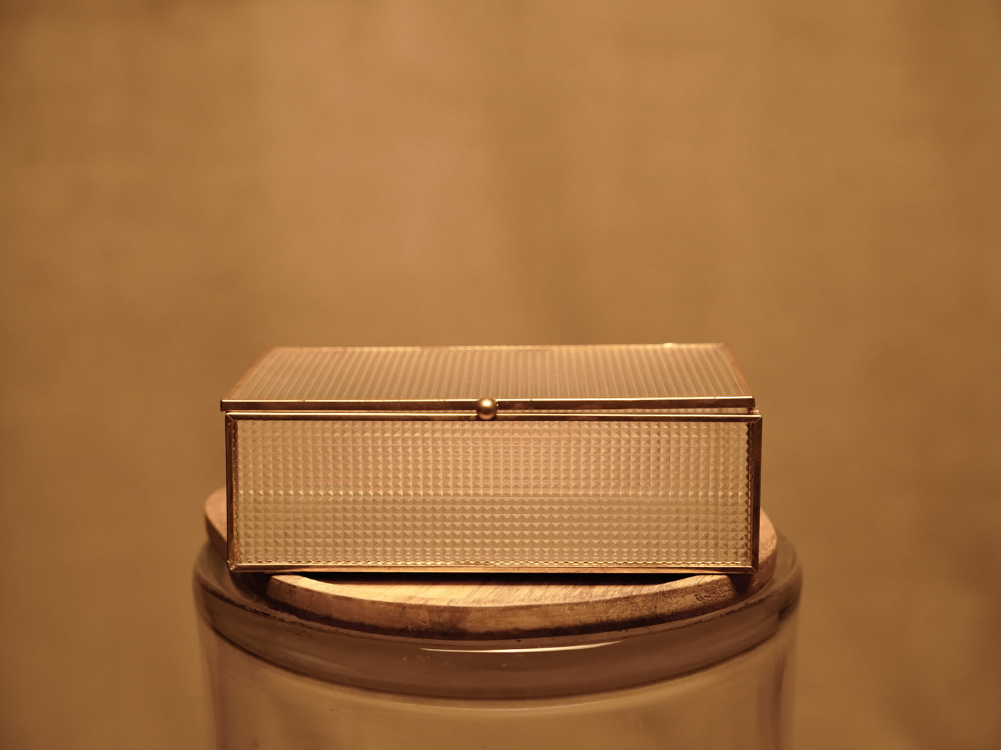 Retro-Glasbox mit goldenen Zinnrändern
