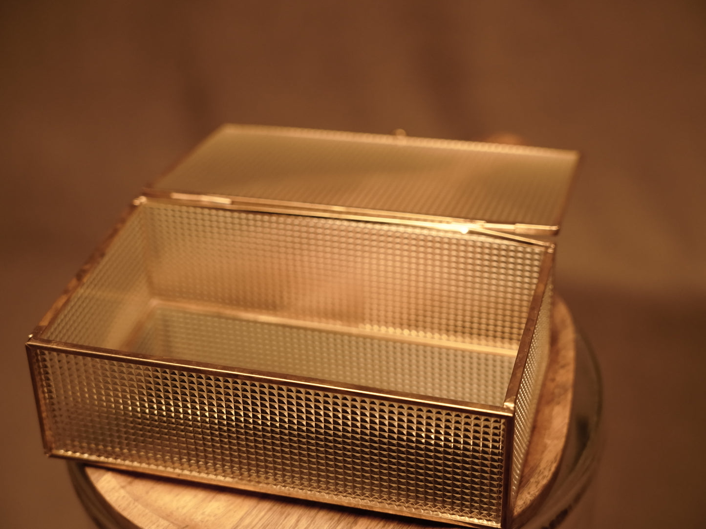 Retro-Glasbox mit goldenen Zinnrändern