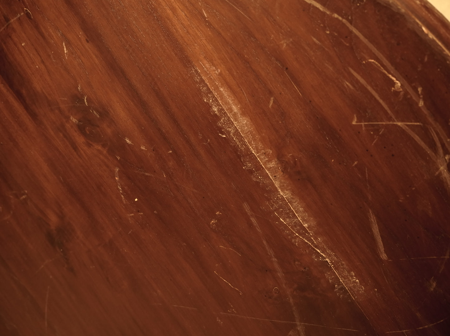 Tablero redondo de madera maciza oscura, estilo rústico vintage.
