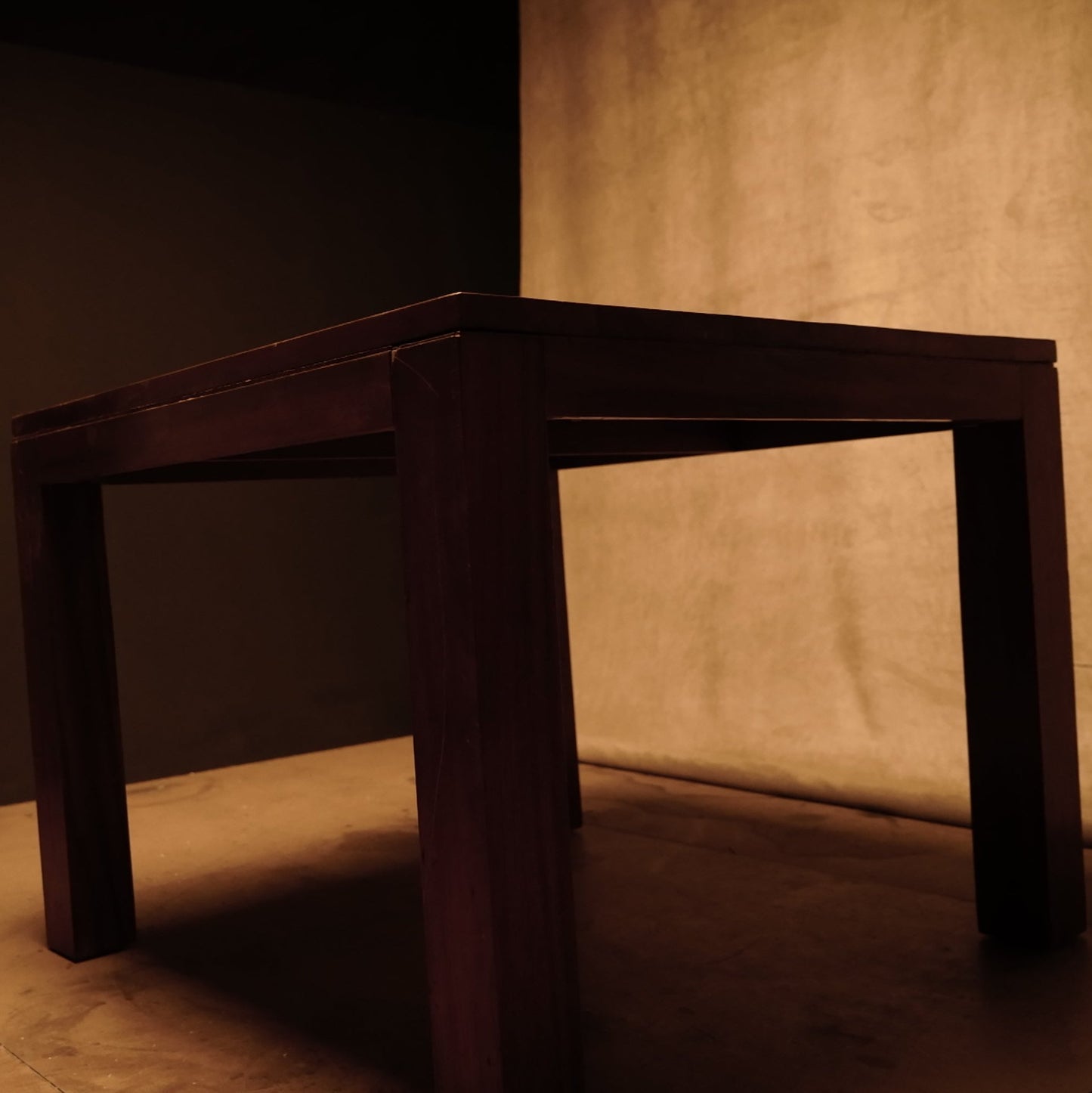 Mesa cuadrada de madera maciza marrón - Estilo minimalista rústico