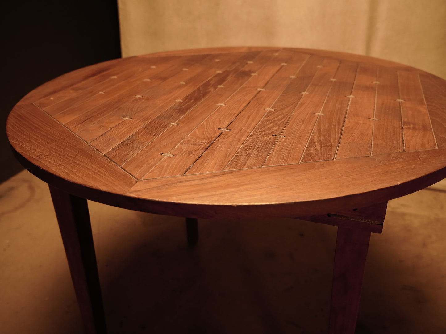 Mesa de exterior redonda indígena de madera rústica