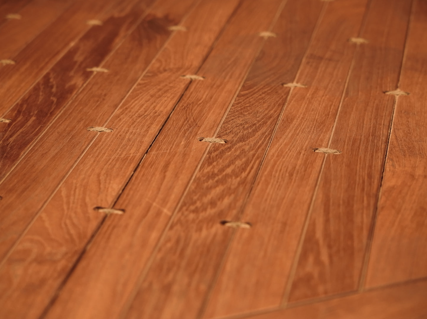 Mesa de exterior redonda indígena de madera rústica