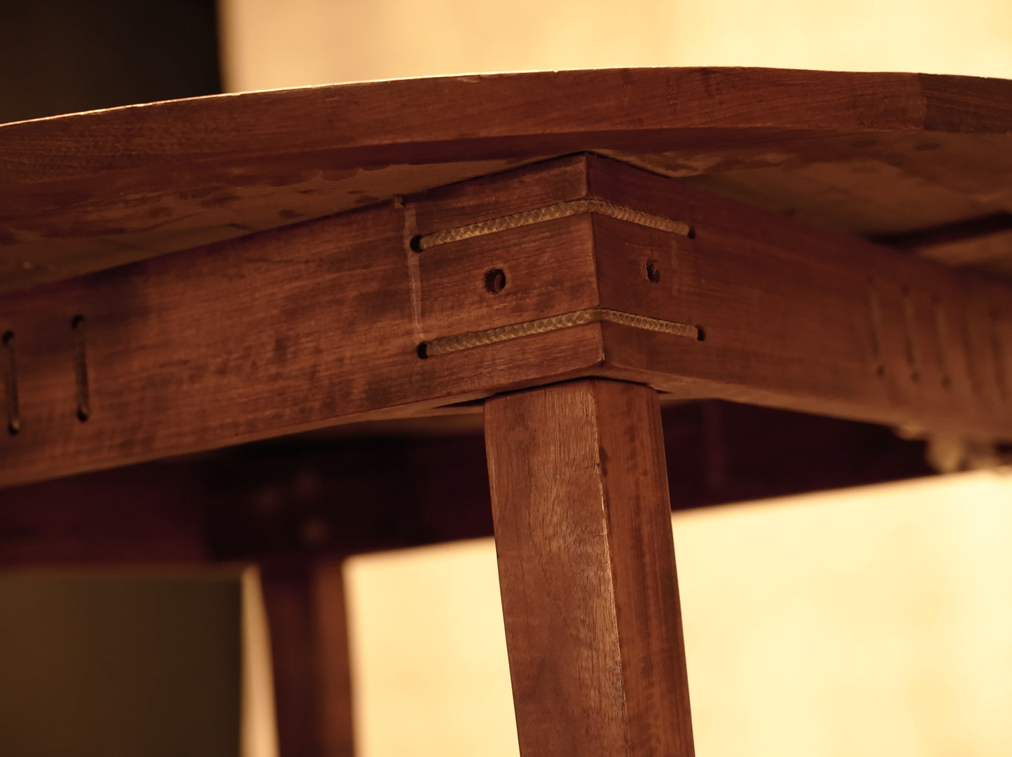 Mesa de exterior redonda indígena de madera rústica